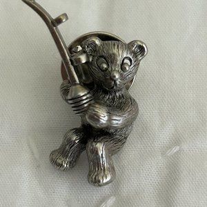 🧸  Mark Eliot Schwabe Teddy Bear Pin Gone Fishing Silver Bears Fish Pin Collect